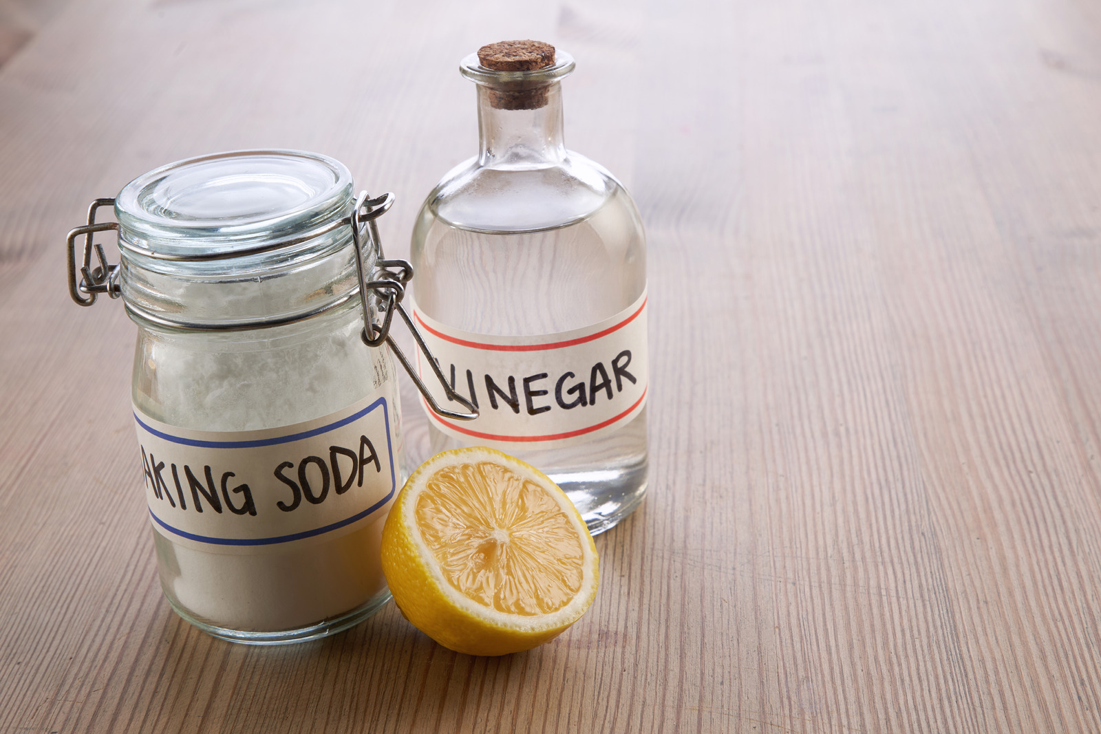 baking soda and vinegar in container